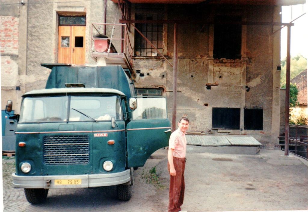 Historická fotografie z archivu VKS – nákladní automobil u původního výrobního závodu